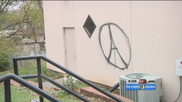 Graffiti_spray_painted_on_wall_of_Islami_0_26925700_ver1.0_640_480